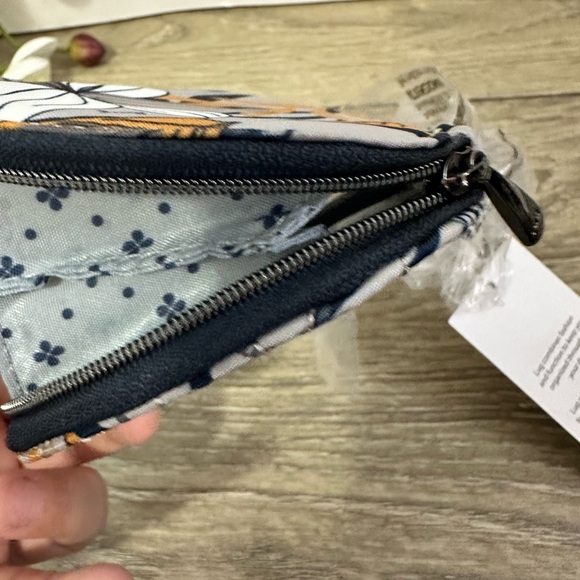 💛Lily White Leaf Print Pouch💛 - Picture 10 of 12